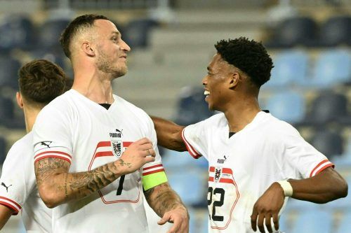 Junior Adamu (rechts) gratuliert dem Siegtorschützen Marko Arnautovic, der mit einem Volleyschuss glänzte. apa