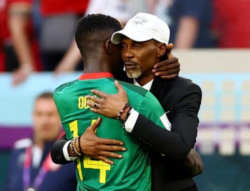 Kameruns Teamchef Rigobert Song nach dem Spiel mit dem Ex-Altacher Samuel Oum Gouet. Reuters