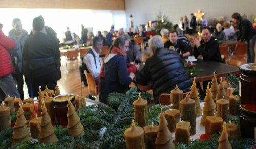 Kerzen in vielfältigsten Variationen wurden bei der Krippenausstellung ebenfalls angeboten.