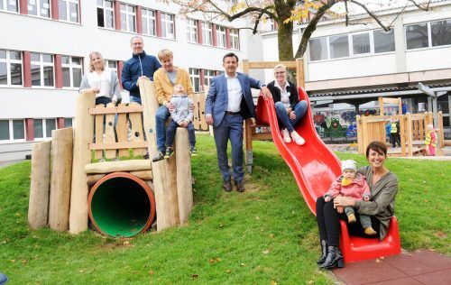 Kinderspielplatz bei der neuen Kleinkinderbetreuung mit Selina Brunner, Michael Pölzer, Günter Weiskopf, Bgm. Martin Staudinger, Andrea Fink sowie Astrid Breuder.