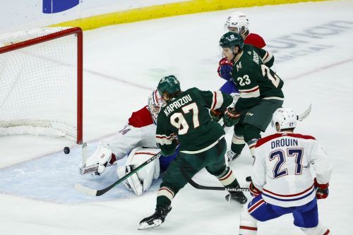 Kirill Kaprizov staubt zum 3:0 ab, Marco Rossi (r.) hatte den Puck abgefangen und weitergeleitet. Montreal reklamierte einen Regelverstoß wegen eines zu hohen Stocks. ap