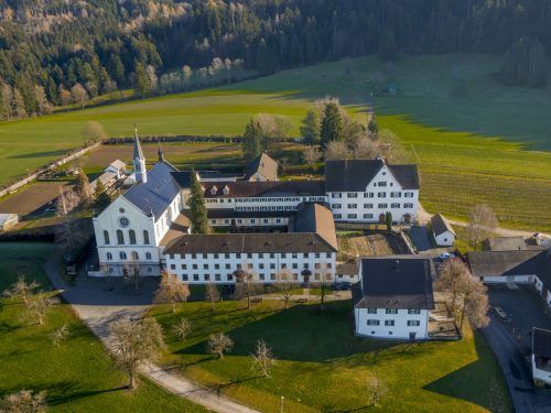 Klöster (im Bild das Kloster Gwiggen) sind zwar groß, gleichzeitig aber oft baulich nicht als Flüchtlingsunterkunft geeignet.  