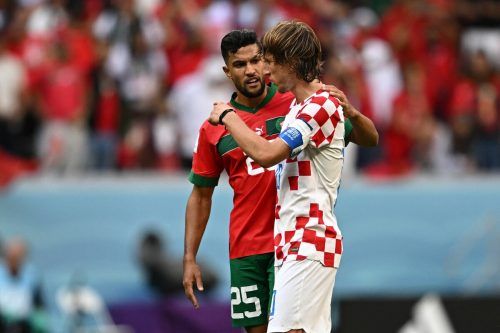 Kroatiens Kapitän Luka Modric mit Marokkos Verteidiger Yehia Attiyallah. afp