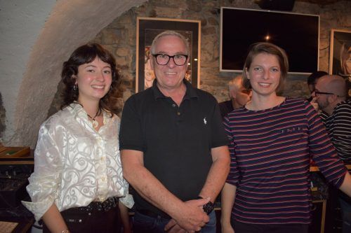 Künstlerin Elena Schertler, Vernissage-Hausherr Klaus Rietzler und Veronika Sutterlüty (Kulturbüro).  me/4
