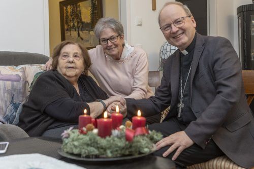 Kurz vor Weihnachten 2021 bekam Elly Böhler Besuch von Bischof Benno Elbs und ihrer Nachfolgerin Marlies Müller.  vn/RP