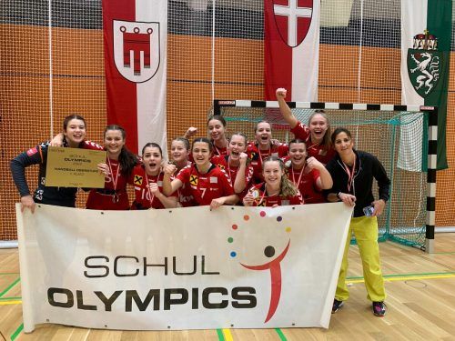 Maja Kojic, Pia Gunz, Ivana Zaric, Emilia Günther, Emma Mesic, Emilija Josifovic, Julia Dechant, Maja Dechant, Olivia Berkmann, Nina Matic und Nina Tillacher mit Betreuerin Christina Mathis (r.). 