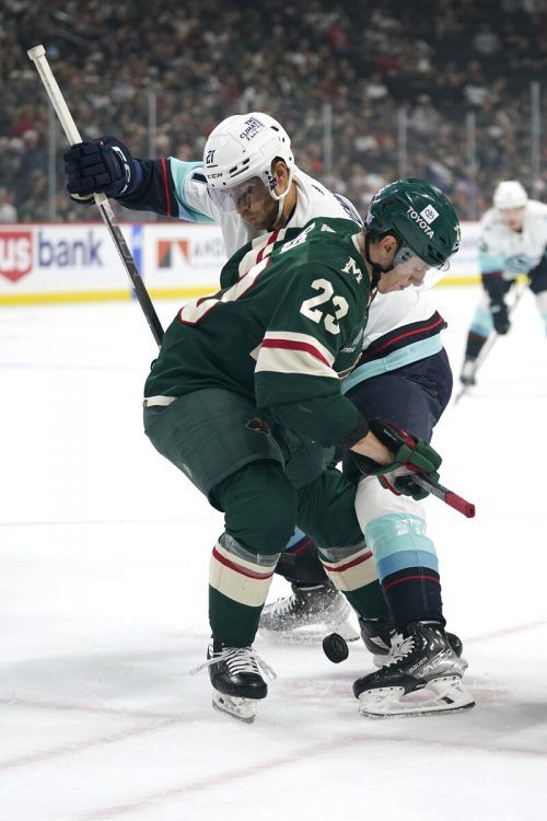 Marco Rossi (l.) im Bully-Duell mit Seattle-Stürmer Alex Wennberg. Reuters