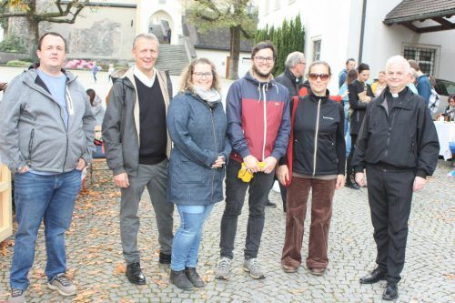 Martin Braun, Martin Salzmann, Anna Wally, Johannes Herburgrer, Nadin Frisenda und Pfarrer Walter Juen freuten sich über die zahlreichen Besucher.  VN/TK