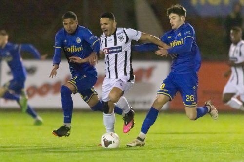 Matheus De Almeida (l.) und Pierre Nagler gegen den Bregenzer Vinicius Gomes.