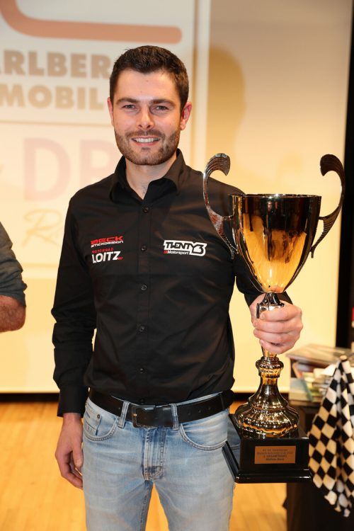 Mathias Beck holte sich den Pokal für den dritten Gesamtrang im Vorarlberger Automobilcup 2022 ab. Noger