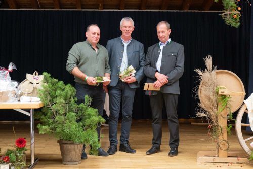 Meistersenn Günther Muxel, Obmann Raimund Beer und Bürgermeister Walter Beer (v. l.). Mam/3
