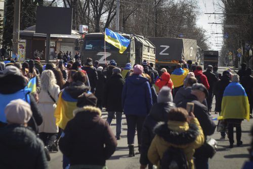 Menschen, die in ukrainische Flaggen gehüllt waren, demonstrierten im März gegen die russische Okkupation in Cherson. AP