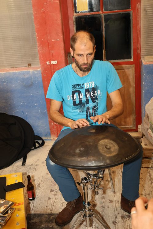 Mikko lieferte die musikalische Unterhaltung mit seiner Handpan.