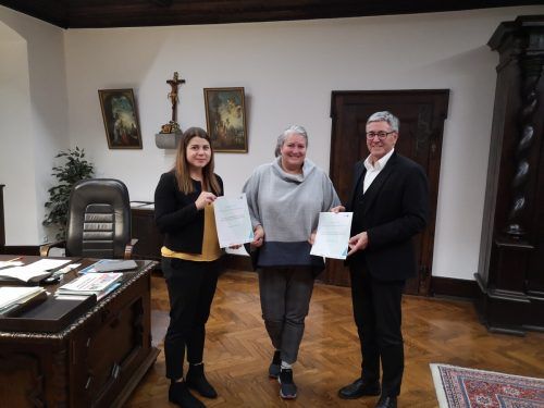 MINT-Mitarbeiterin der Stadt Feldkirch Sandra Miller-Marte mit Andrea Huber, MINT-Koordinatorin des Landes Vorarlberg, sowie Bürgermeister Wolfgang Matt. stadt feldkirch