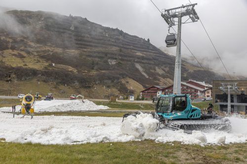 Mit den kühleren Temperaturen haben die Arbeiten in der Flexenarena für die Weltcup- und Trainingsstrecke begonnen. OK-Präsident Patrick Ortlieb (kl. B.) sprach in Vorarlberg LIVE über den aktuellen Stand und Aussagen von Ex-ÖSV-Chef Schröcksnadel. Paulitsch