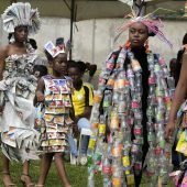 Nigerianische Umweltaktivisten machen Müll zu Mode