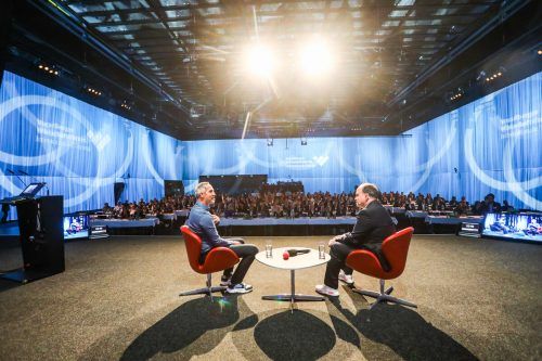 Moderator und Referent: Gerold Riedmann im Gespräch mit Fußballtrainer Adi Hütter.