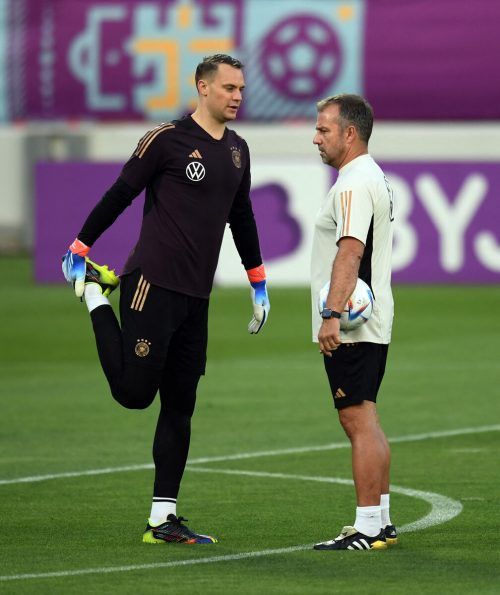 Nachdenklich? Bundestrainer Hansi Flick mit seinem Kapitän Manuel Neuer. Reuters
