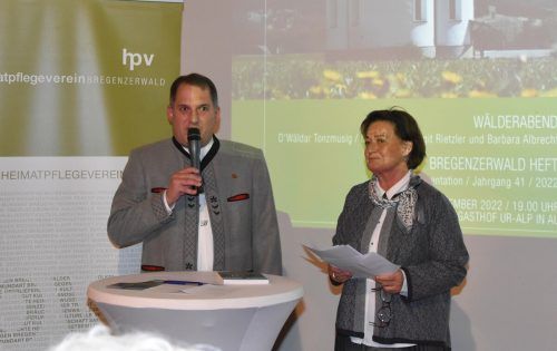Obmann Richard Bilgeri und Schriftleiterin Marcella Künzler freuten sich über den gelungenen Wälderabend. ME/3