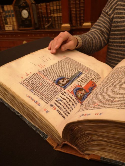 Originale Schriftstücke in Händen zu halten, fasziniert die Expertin.