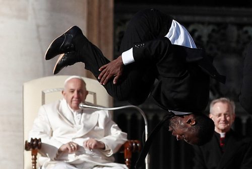 Papst Franziskus verfolgte begeistert die Vorführung.  Reuters
