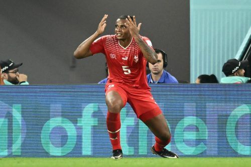 Pechvogel Manuel Akanji fälschte den Ball bei Brasiliens Siegtreffer ab. afp