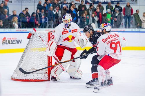 Pioneers-Stürmer Hampus Eriksson geht heute gegen Salzburg erneut auf die Suche nach einem Erfolgserlebnis. gepa