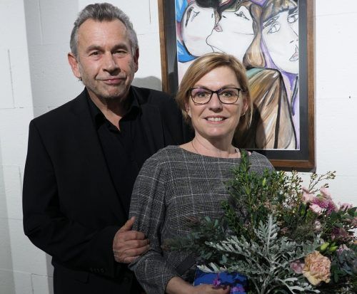 Produktionsleiter Hubert Dragaschnig gratulierte Bar-Chefin Eveline Adametz zum Geburtstag.