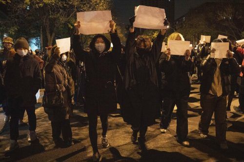 Protestierende halten in China verbotenerweise weiße Blätter in die Höhe. AP