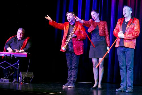 revue Mit George Nussbaumer, Markus Lins, Anna Gross und Stefan Vögel.