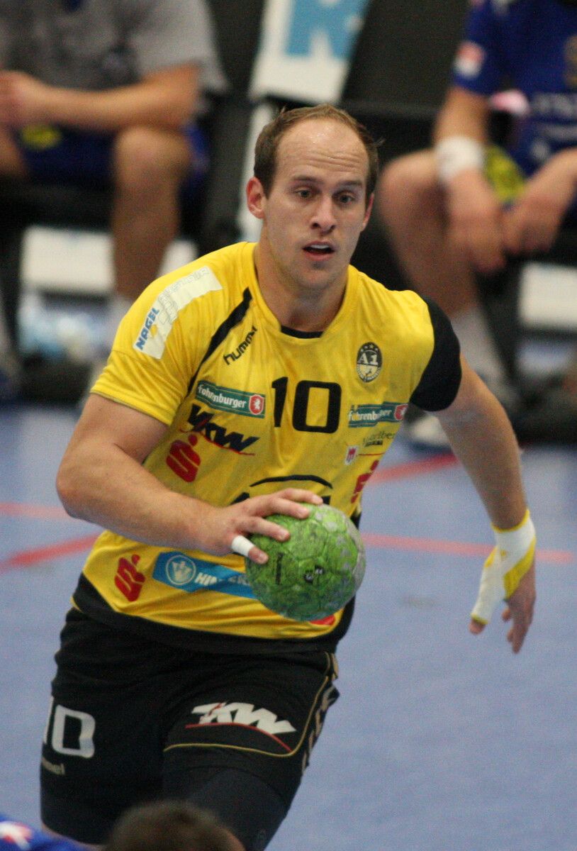Österreichs Handball-Ikone Roland Schlinger, für Bregenz/Hard tätig, streift im Legendenspiel zur 100-Jahr-Feier des ÖH nochmal das Teamdress über.⇒hartinger