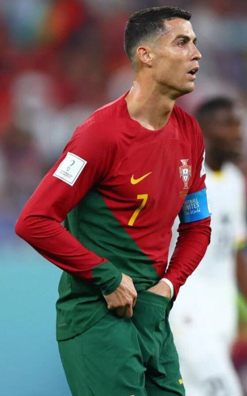 Ronaldos Griff in die Hose. dpa/Tom Weller