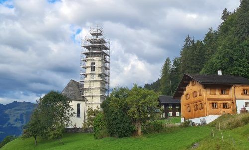 Rund einen Monat lang war der Turm der Pfarrkirche Innerberg eingerüstet. JS