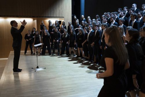 Standing Ovations für den Jugendchor gab es am Schluss des Konzerts vom begeisterten Publikum. Michaela Mathis