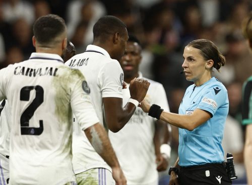 Stéphanie Frappart im November im Gespräch mit David Alaba, als sie die Champions- League-Partie zwischen Real Madrid und Celtic Glasgow leitete. reuters