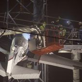 Kleinflugzeug verhakt sich in Hochspannungsleitung