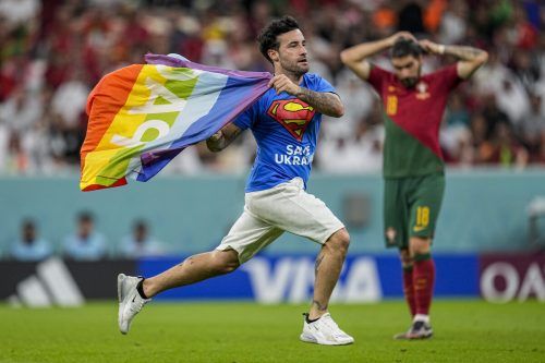 „Superman“ flitzte über das Spielfeld und der Fußballweltverband FIFA zensierte die Bilder für die TV-Konsumenten. ap