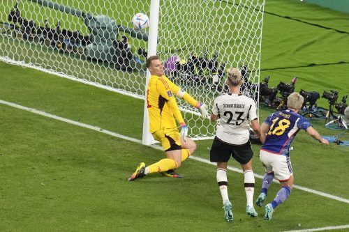 Takumo Asano machte mit diesem Schuss ins kurze Eck die Sensation perfekt und führte Japan zum Sieg über Deutschland. ap