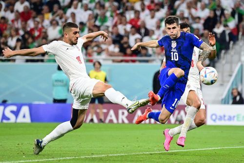 USA-Stürmer Christian Pulisic setzt sich gegen Majid Hosseini durch, entscheidet mit seinem Treffer das Duell gegen den Iran. gepa