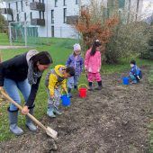 Blühstreifen neben den Spielplätzen