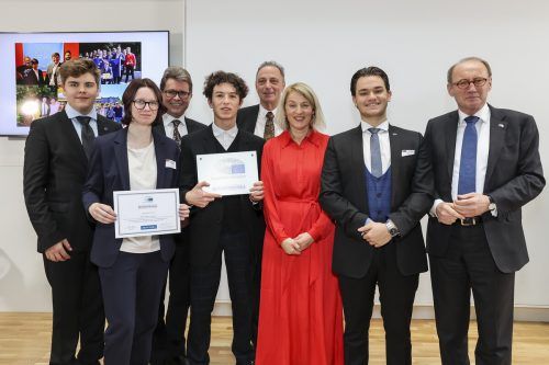 Vertreterinnen und Vertreter der Schule bei der Verleihung in Wien.  EP/APA