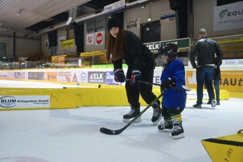 Viele Trainerinnen und Trainer halfen den Kindern bei den ersten Gehversuchen.