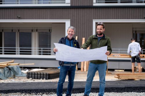 Vogewosi-Bauleiter Gert Mallinger (r.) und sein Kollege Peter Marte von Hilti & Jehle setzten das anrainerfreundliche Baustellenmanagement um. Fa