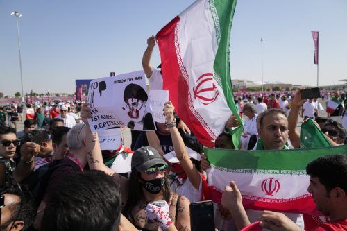 Vor dem Ahmad-Bin-Ali-Stadion protestierten Fans mit iranischen Flaggen und Aufschriften wie „Freedom for Iran, No to Islamic Republic“. ap