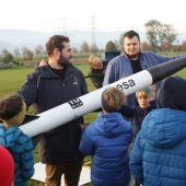 Tanzende Roboter und fliegende Raketen