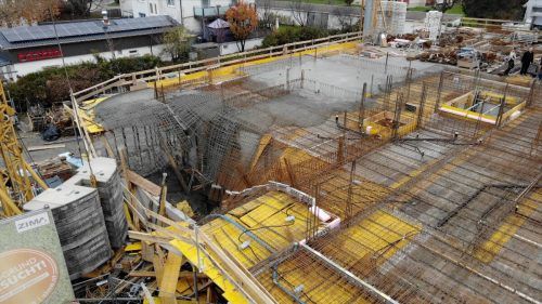 Während die Arbeiter mit Betonierungsarbeiten beschäftigt waren, stürzte die Decke plötzlich ein.  M. Shourot