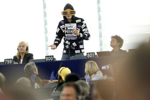 Wegen satirischer Aktionen wie dieser im Plenum in Straßburg wird der EU-Abgeordnete Nico Semsrott immer wieder kritisiert. AP