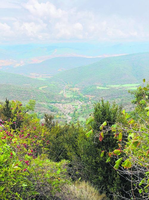 Weiter Blick in die Ferne: Auf dem Weg zum Kloster San Juan de la Peña in Aragonien. EDITH RHOMBERG