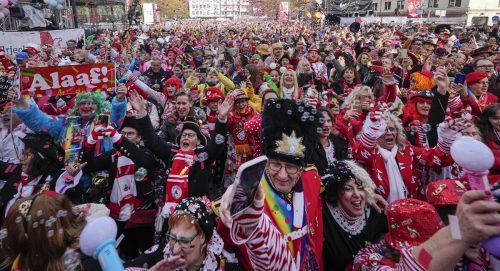 Zehntausende Kostümierte feierten in Köln beim  Karnevalsauftakt.  AP