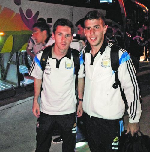 2014 unterstützte Jauregui Superstar Messi bei der WM in Brasilien (oben). Heute spielt er in Dornbirn (r.) Instagram, Gepa